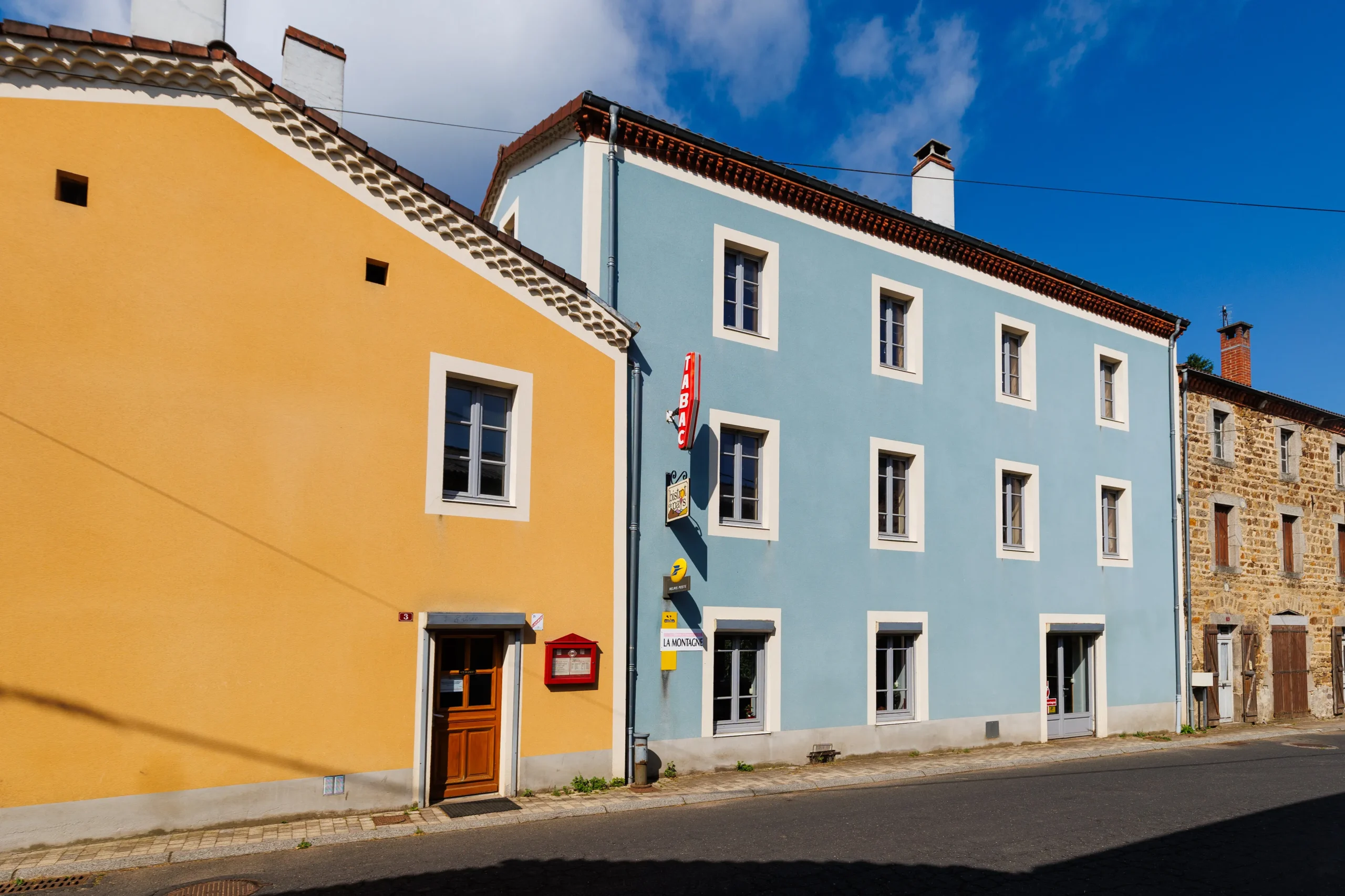 Rangée de maisons colorées