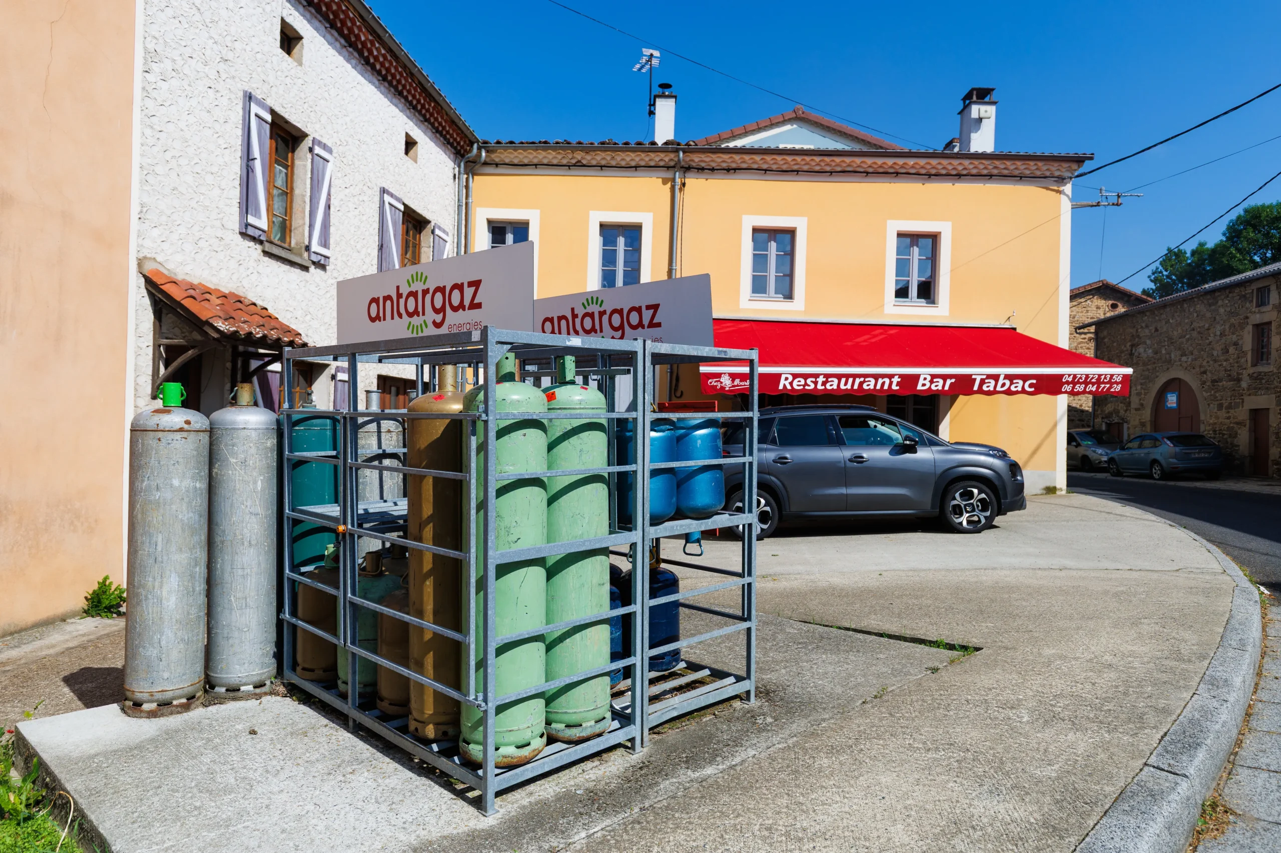Façade de restaurant avec enseigne