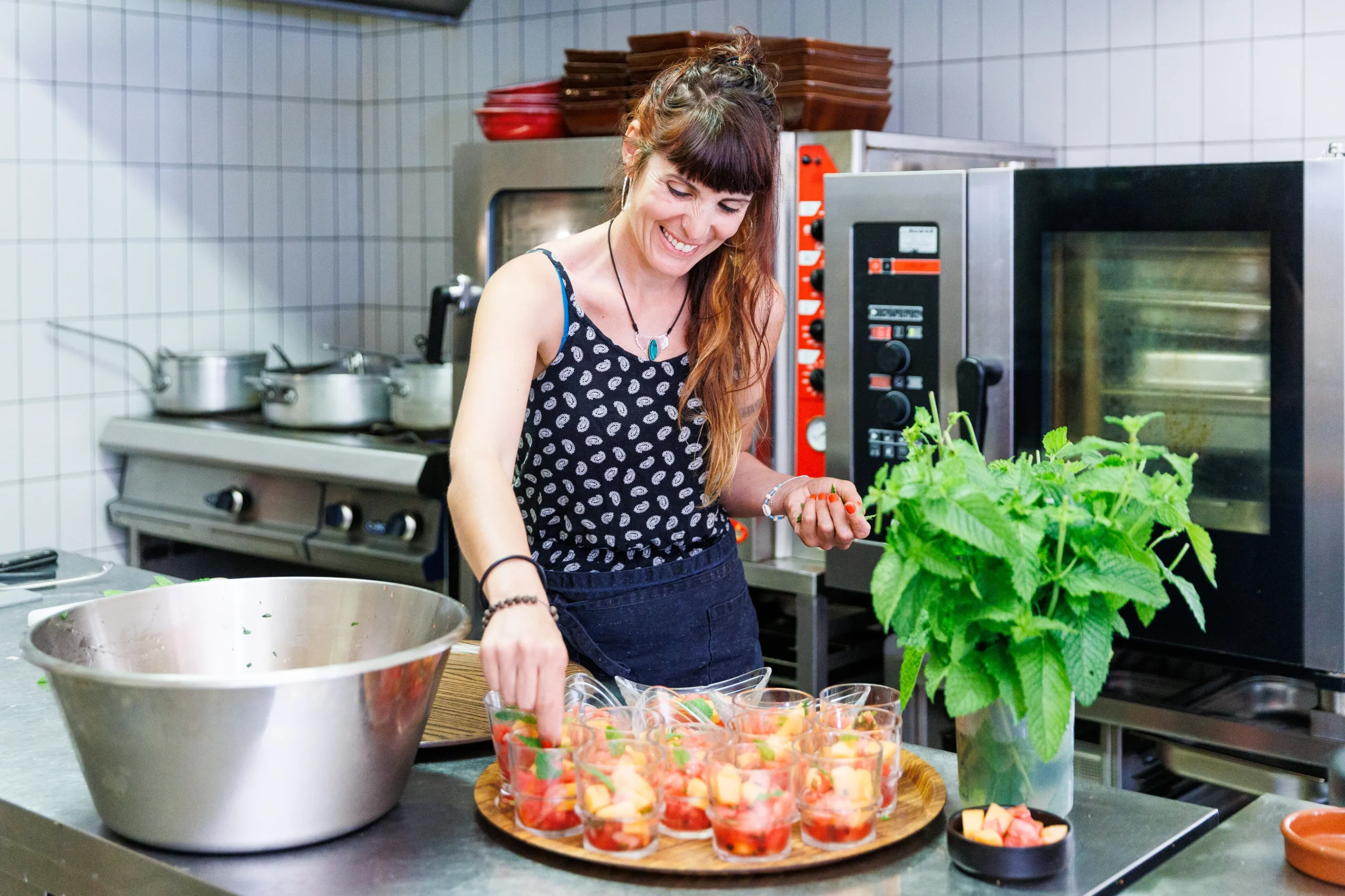 Femme cuisinant avec des légumes frais