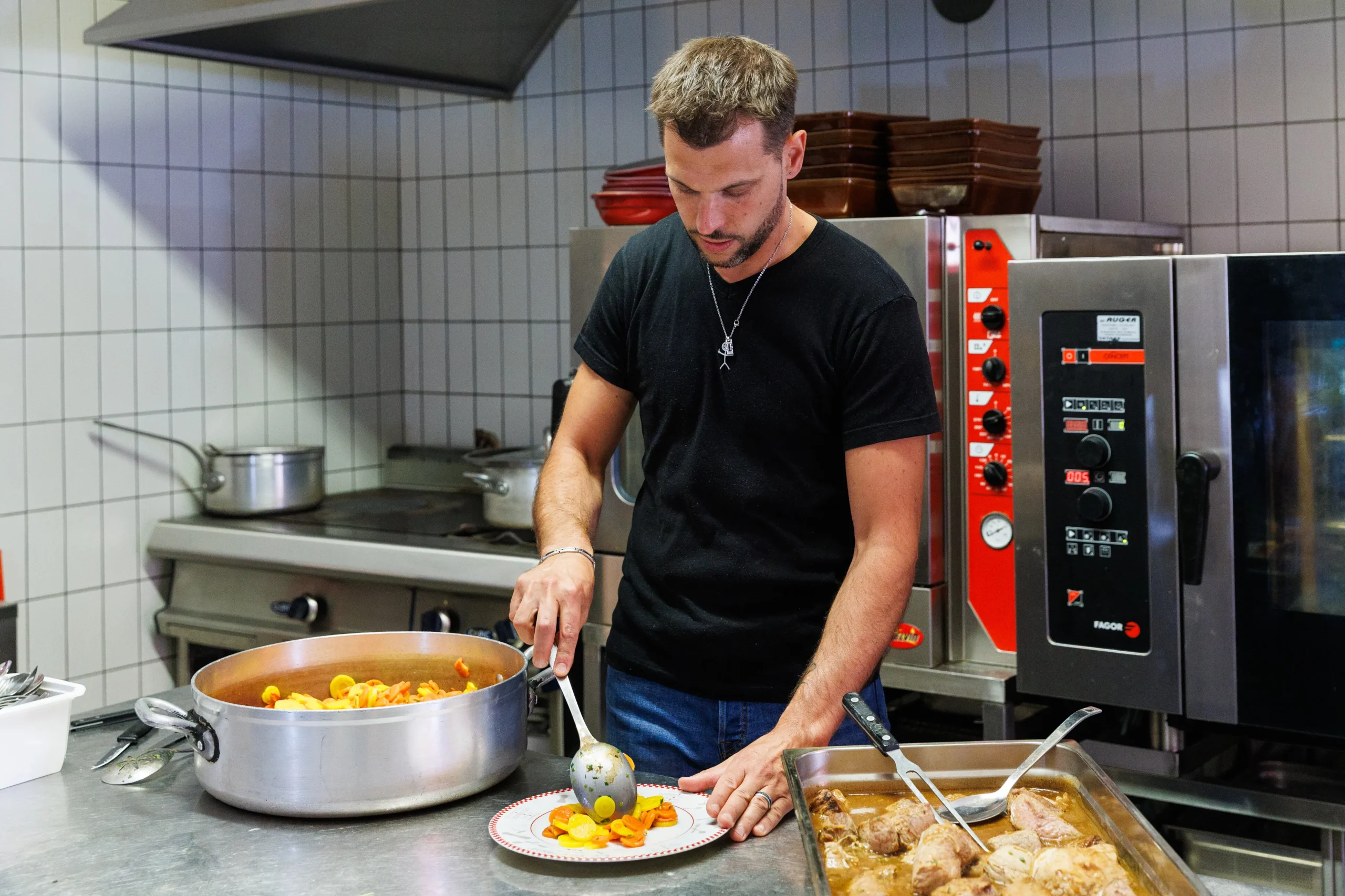 Cuisinier préparant un plat en cuisine