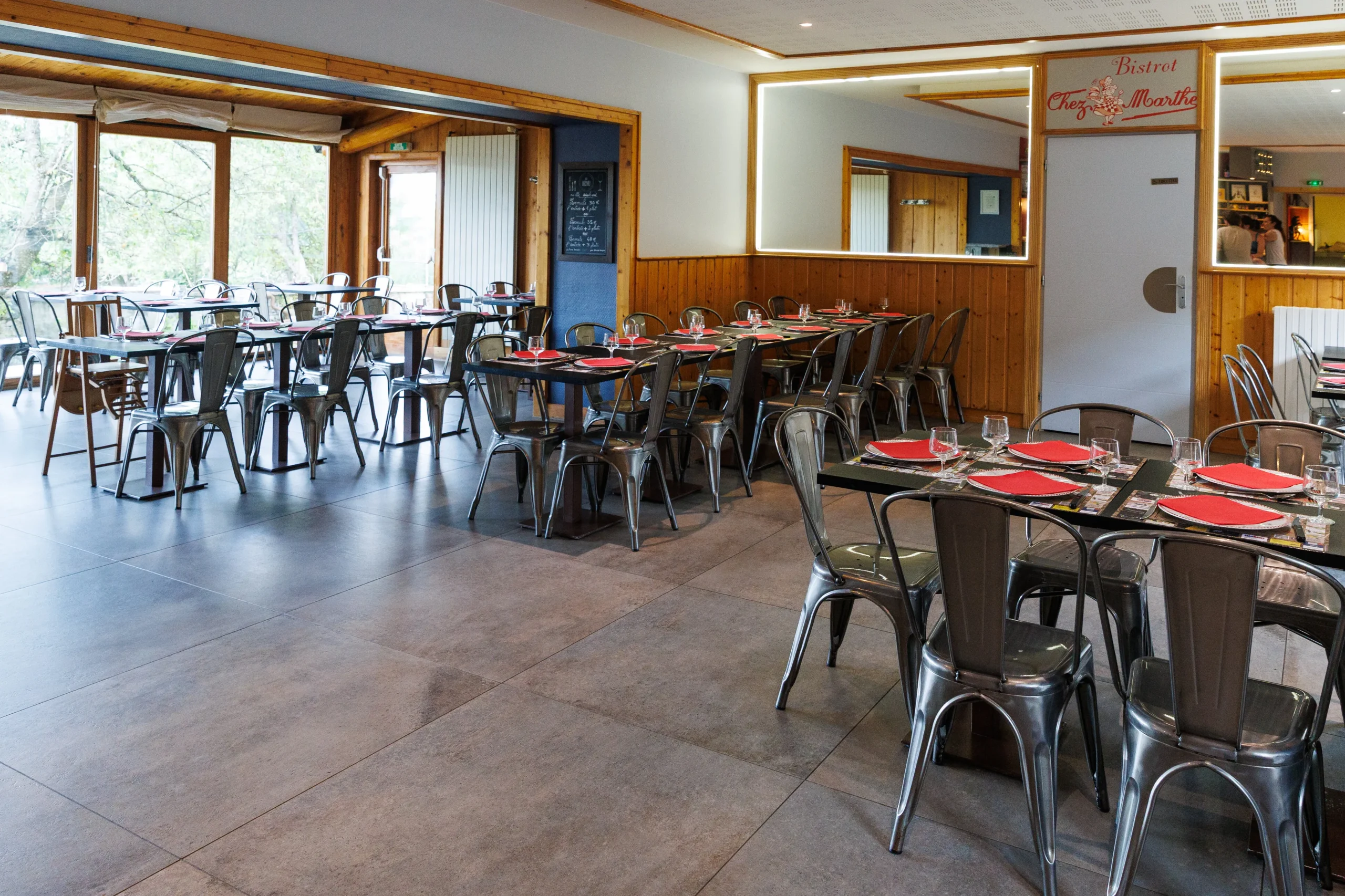 Salle de restaurant avec tables dressées