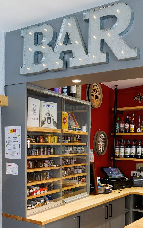 Intérieur avec étagères et produits