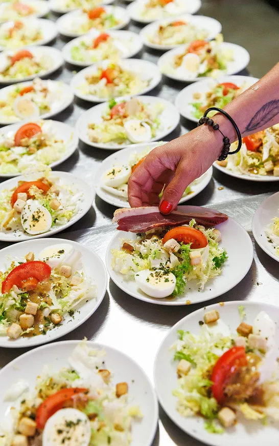 Service de plats en cuisine