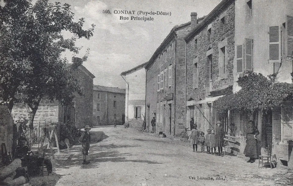 12. Photo ancienne d’une rue et bâtiment