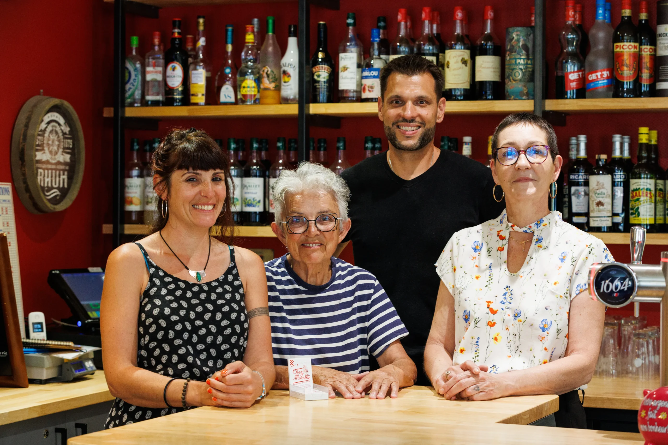 Équipe du restaurant posant ensemble