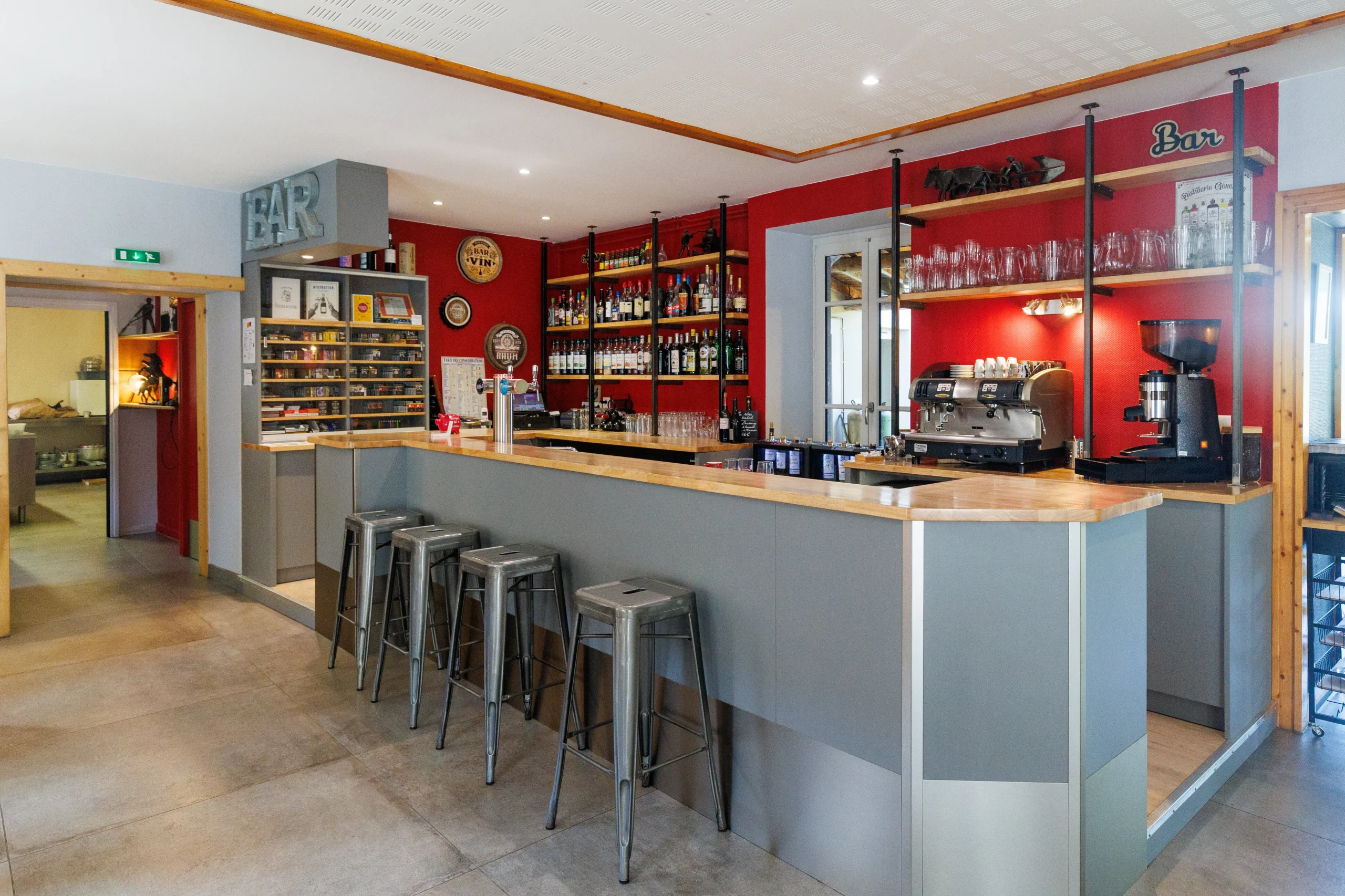 Intérieur de restaurant avec bar